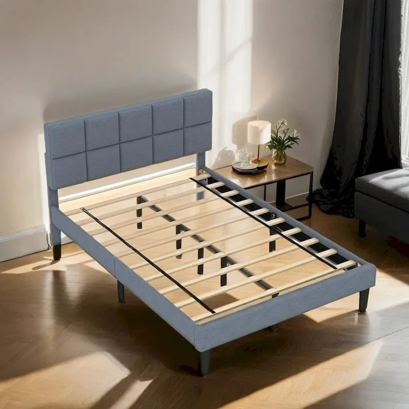 Letto a piattaforma in legno rustico con testiera