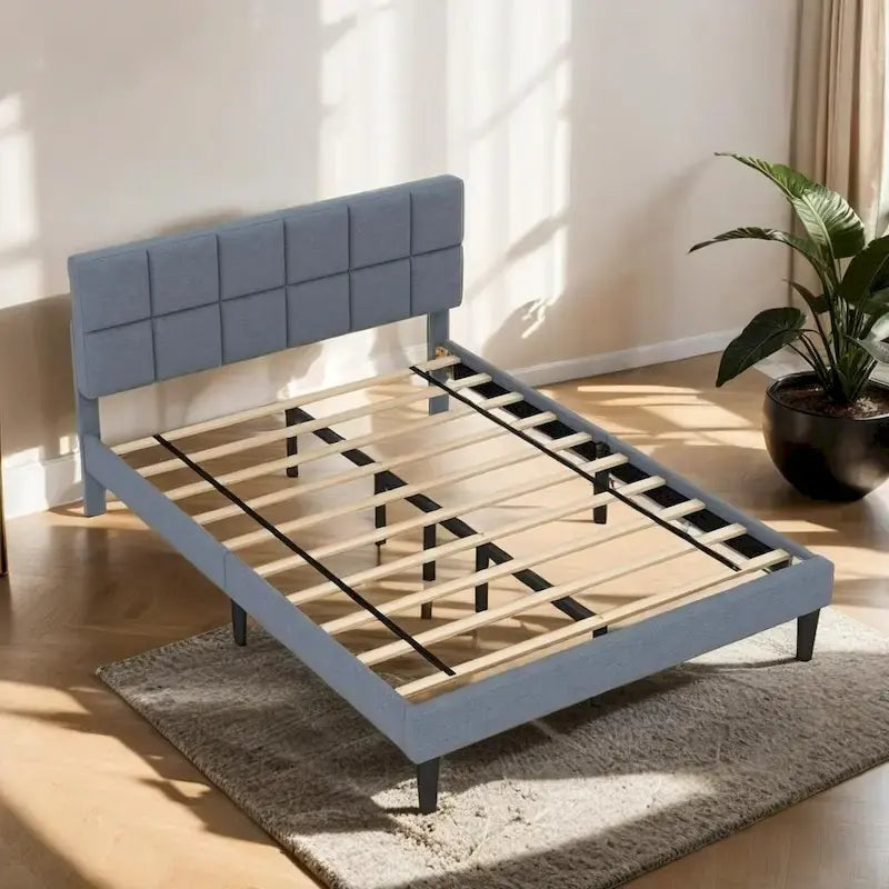 Letto a piattaforma in legno rustico con testiera
