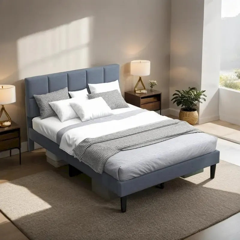 Letto a piattaforma in legno rustico con testiera